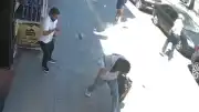 Cumhuriyet Caddesi'nde Bina Cephesinden Kopan Beton Parçaları Panik Yarattı