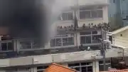 Tokyo'da İlkokulda Yangın: Öğrenciler Binanın Dış Cephesinde Mahsur Kaldı