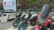 İstanbul'da düzenlenen operasyonlarda ele geçirilen silahlar emniyette sergilendi