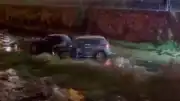 Yunuseli Mahallesi'nde zincirleme trafik kazası: 2 araç dereye yuvarlandı