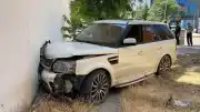 Elazığ'da Kontrolden Çıkan Cip Kaldırıma Çıktı: 1'i Ağır 2 Yaralı