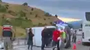 Erzincan-Erzurum Kara Yolunda Minibüs Devrildi: 16 Yaralı