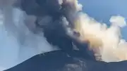Etna Yanardağı'nda Şiddetli Patlama: Hava Trafiğine Kırmızı Kod Verildi