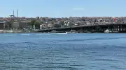 Haliç'te Tur Teknesi Köprü Ayağına Çarptı: Bir Personel Denize Düştü