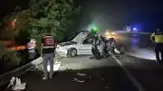 Kocaeli'de tırın arızalı otomobile çarpması sonucu 1 çocuk yaşamını yitirdi, 3 kişi yaralandı