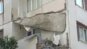 Küçükçekmece'de 5 Katlı Binanın Balkonu Çöktü: Bina Tahliye Edildi
