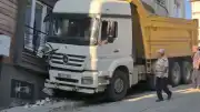 Tekirdağ'da Park Halindeki Kamyon Kontrolden Çıkarak Eve Çarptı