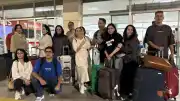 Tahran-Van Direkt Uçuşları Başladı, İlk Turistler Çiçeklerle Karşılandı