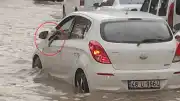 Diyarbakır'da Sağanak Sonrası Aracına Su Doldu, Sürücü Bardakla Tahliye Etti