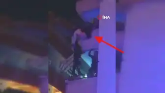 Balkondan Sarkan Şahıs Polis Tarafından Kurtarıldı