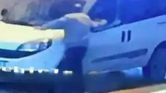 İzmir'de Park Halindeki Araçlara Saldırı: Kameralara Yansıdı