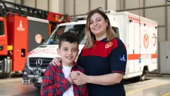 İtfaiyeci Anne, Nadir Görülen Genetik Hastalığı Olan Oğlu İçin Mücadele Ediyor