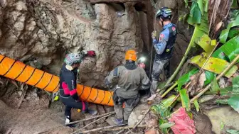 Laos'ta Sel Basan Mağarada 7 Kişiden 5'i Kurtarıldı