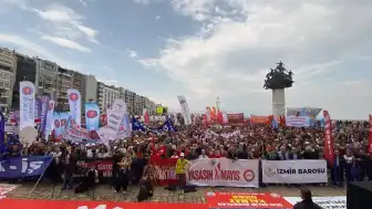 Türk-İş ve DİSK 1 Mayıs'ı Ortak Kutladı: Emek Mücadelesi Vurgulandı