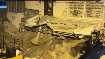 Avcılar'da Toprak Kayması Nedeniyle Çöken Merdivenli 5 Katlı Bina Tahliye Edildi