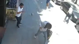 Cumhuriyet Caddesi'nde Bina Cephesinden Kopan Beton Parçaları Panik Yarattı