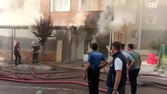 Kocaeli'de Yumurta Dükkanında Çıkan Yangına Dozerle Müdahale Edildi
