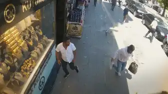 Van'da Bina Cephesinden Düşen Beton Parçaları Paniğe Neden Oldu