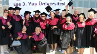 Ege Üniversitesinde 3. Yaş Üniversitesinden 140 Kişi Mezun Oldu
