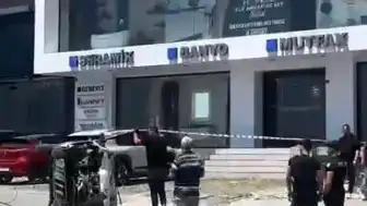 Avcılar'da E-5'te Trafik Kazası: Sürücü Takla Atan Araçtan Kurtarıldı