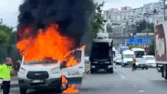 Trabzon Ortahisar'da seyir halindeki dolmuş minibüsü yanarak kullanılamaz hale geldi