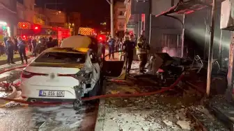 Bursa'da Mobilya Deposu Kül Oldu, Çevre Binalar Tahliye Edildi