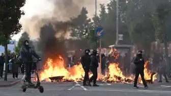 Kuzey İrlanda'da Göçmen Karşıtı Olaylar: Evler ve Araçlar Ateşe Verildi, Polis Sakin Çağrısı Yaptı