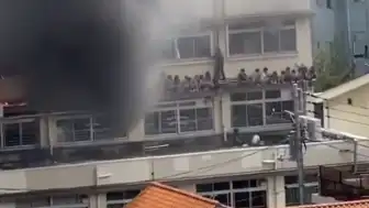 Tokyo'da İlkokulda Yangın: Öğrenciler Binanın Dış Cephesinde Mahsur Kaldı