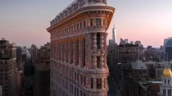 New York'taki Tarihi Flatiron Binası 124 Yıl Sonra İlk Kez Işıklandırıldı