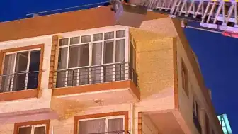 Çanakkale'nin Lapseki ilçesinde 4 katlı apartmanda çıkan yangında 4 kişi kurtarıldı