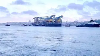 İstanbul Boğazı'nda Dev Gemi Geçişi: Saipem 7000 Nedeniyle Trafik 14 Saat Durduruldu