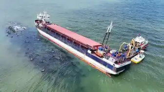 Karasu'da Karaya Oturan Gemi 'Ninova'dan Yük Tahliyesi Başladı