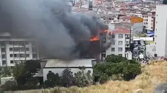 Esenyurt'ta 5 Katlı Binanın Çatısında Yangın Çıktı, 4 Binaya Sıçradı