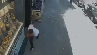 Van'da Bina Cephesinden Kopan Beton Parçaları Paniğe Neden Oldu