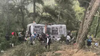 İzmir Bayındır'da Tarım İşçilerini Taşıyan Servis Minibüsü Şarampole Devrildi: 22 Yaralı