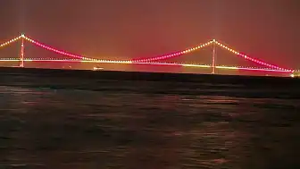 1915 Çanakkale Köprüsü Galatasaray'ın Şampiyonluğu Anısına Sarı-Kırmızıya Büründü