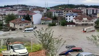 5 İlde Sağanak Etkili Oldu: Bodrum Katları ve Araçlar Sular Altında Kaldı