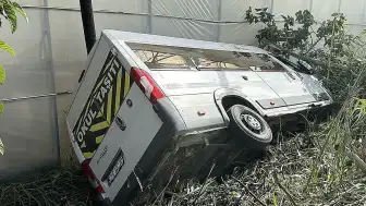 Alanya'da Okul Servisi Bahçeye Devrildi: 6 Öğrenci Yaralandı