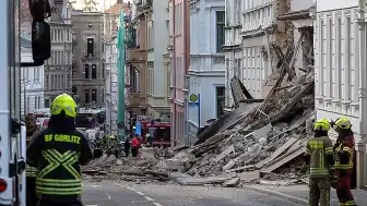 Almanya'da Tarihi Bina Çöktü: 3 Kişi Enkaz Altında
