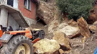Amasya'da Heyelan Sonucu Ev ve Traktör Zarar Gördü