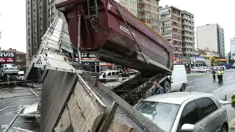 Ankara'da Damperi Açık Tır Üst Geçide Çarptı: 3 Yaralı