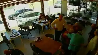 Aydın Kuşadası'nda Bir Turist, Heimlich Manevrası ile Kurtarıldı