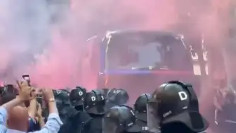 Barcelona Taraftarları Kendi Otobüslerini Taşladı