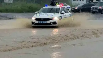 Bartın'da Irmak Taştı, Kara Yolu Ulaşıma Kapandı