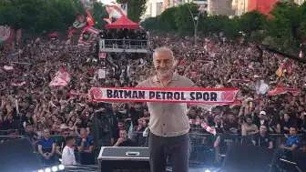 Batman Petrolspor'un Şampiyonluk Kutlamasında Ünlüler Sahne Aldı