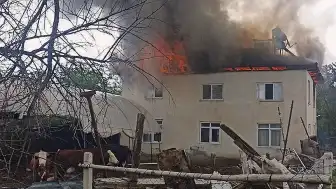 Burdur'da Sabah Anahtarı Üzerinde Bırakılan Taksinin Götürmeye Çalıştı, Akşam Ailesinin Evini Yaktı