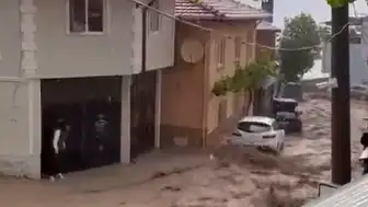 Bursa'da Sağanak Afete Neden Oldu: Evleri Su Bastı, Çatı Çöktü
