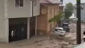 Bursa'da Şiddetli Sağanak Sele Neden Oldu: Evleri Su Bastı, Çatı Çöktü