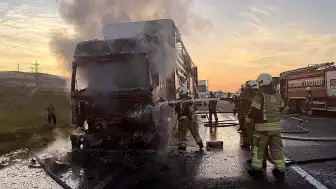 Çatalca'da Seyir Halindeki Tır Alevlere Teslim Oldu