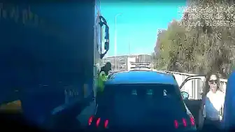 Çeşme Otoyolu'nda TIR Kazası: Uzman Çavuş Yaralandı